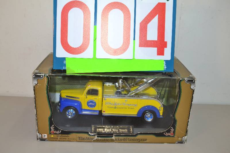 lot 4 image: Die Cast Model Truck