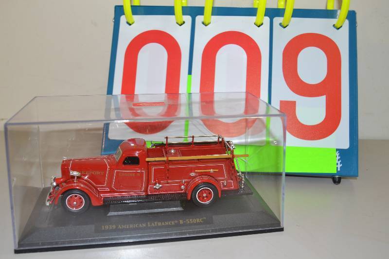 lot 9 image: Model Fire Truck