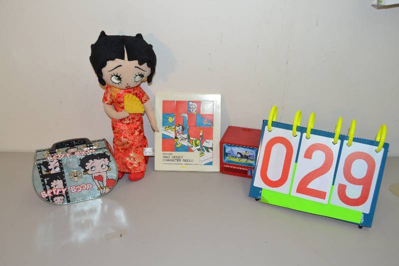 lot 29 image: Misc collectibles