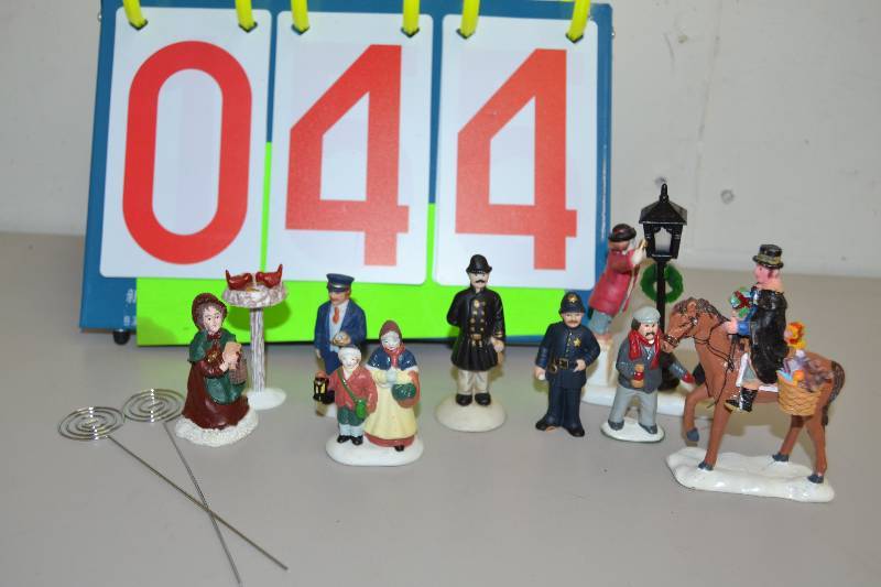 lot 44 image: Christmas Village People