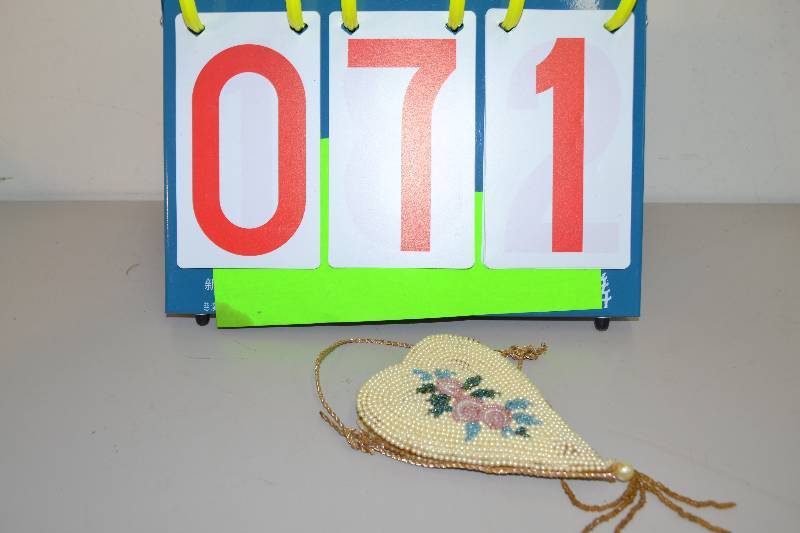 lot 71 image: Vintage beaded Purse