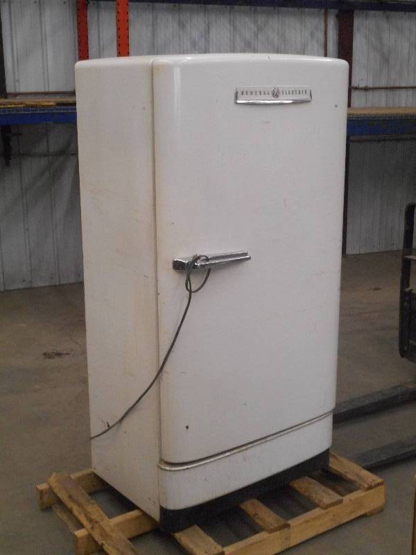 lot 13 image: GE Vintage Refrigerator, Interior F...