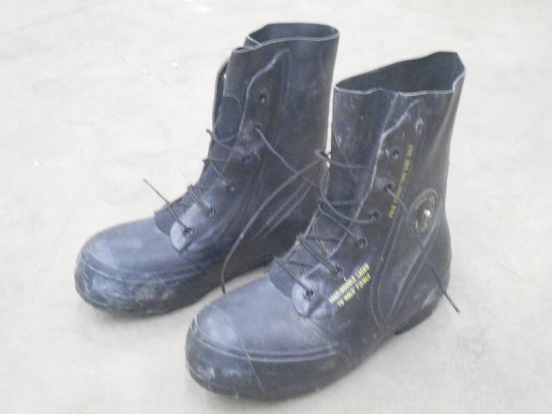 lot 36 image: Pair Of Bata Size-10 Insulated Rubb...
