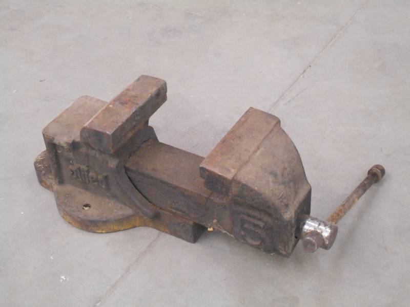 lot 80 image: Heavy Duty Bench Vise With 5 Jaw ...