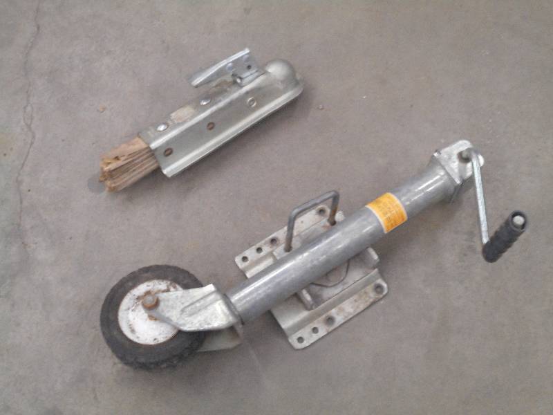 lot 90 image: (1) Flip-Up Trailer Jack & (1) 2 T...