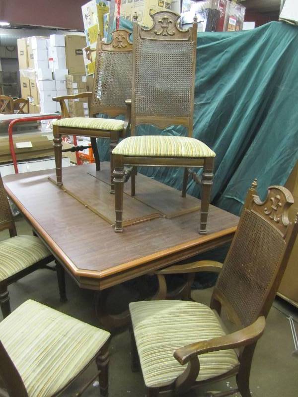 Nice dining room table with 2 leave...