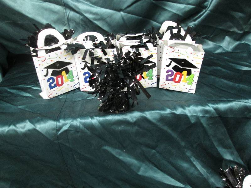 lot 19 image: Lot of 8 dated helium balloon weigh...