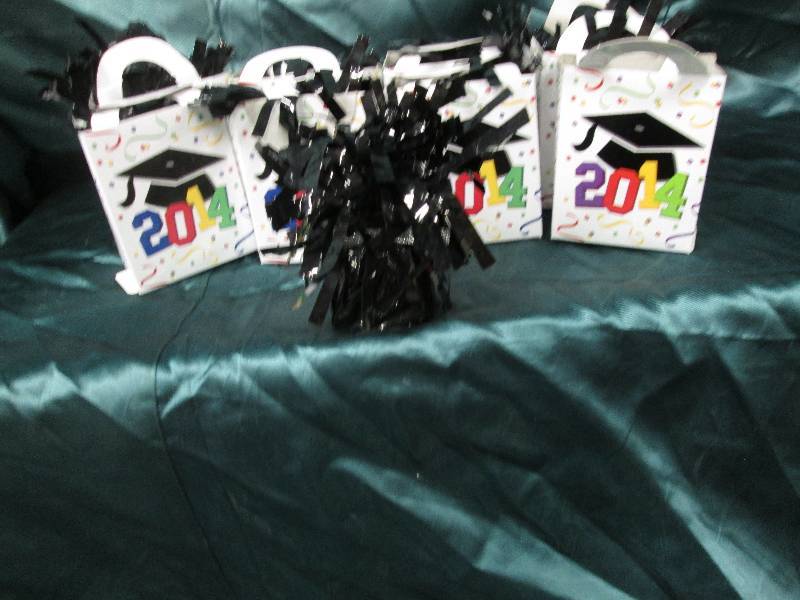 lot 20 image: Lot of 8 dated helium balloon weigh...