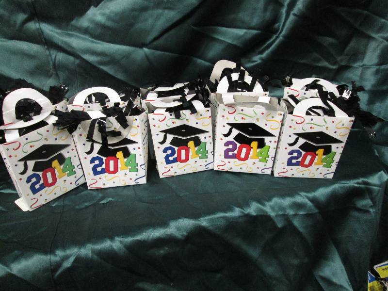 lot 21 image: Lot of 10 dated helium balloon weig...