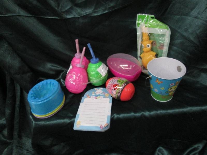 lot 51 image: Assorted Easter 3 sippy cups, memo...
