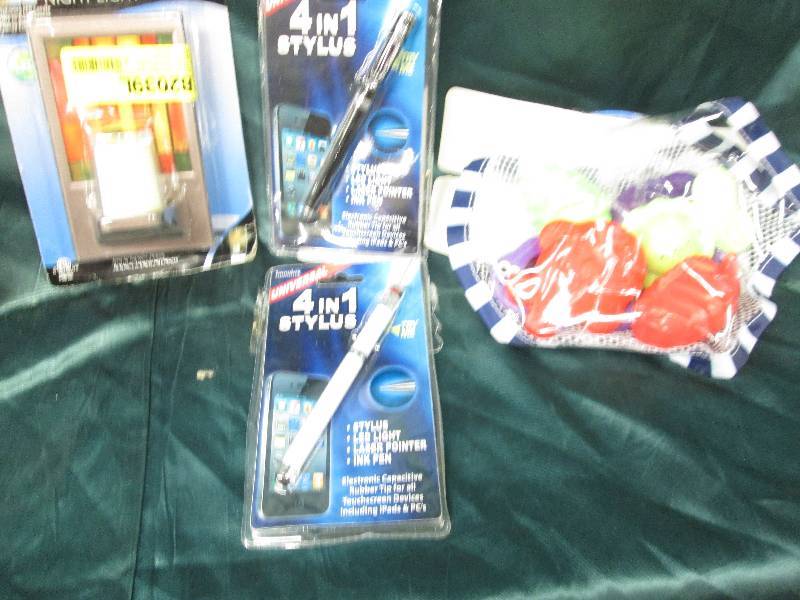 lot 94 image: Night light, tub toys with bag, 2 -...