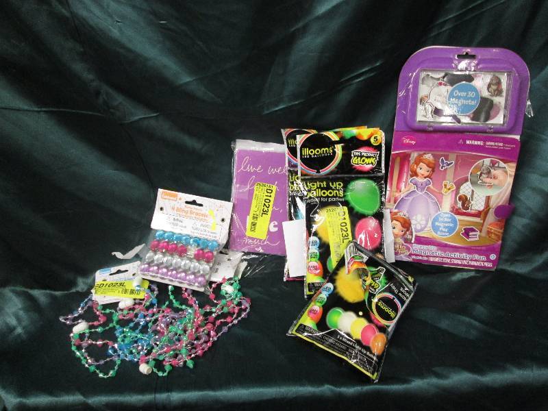 lot 98 image: Sofia Dress Magnetic Fun, 3 pk LED ...