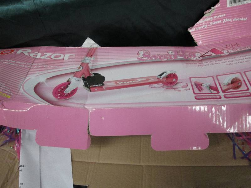 lot 102 image: Razor Sweet Pea Kick Scooter- pink...