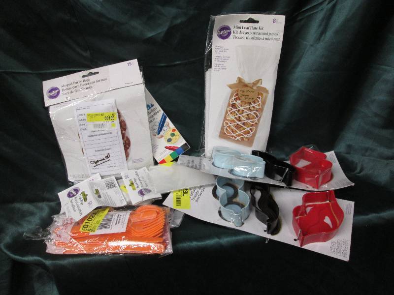 lot 190 image: Wilson products-3pks treat bags, lo...