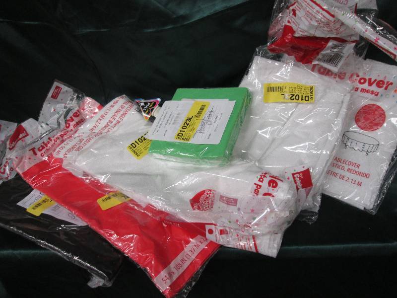 lot 191 image: Mixed lot 5 assorted plastic table...