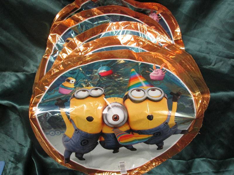 lot 199 image: Lot of 5 Minion party mylar balloon...