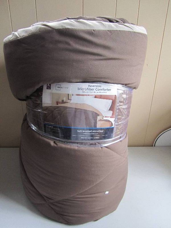 lot 5 image: reversible microfiber comforter kin...