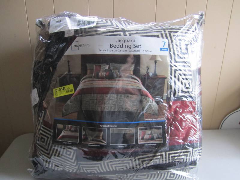 lot 6 image: JacquardBedding set, in a King size...
