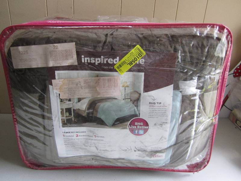 lot 7 image: inspired style queen size 4 piece s...