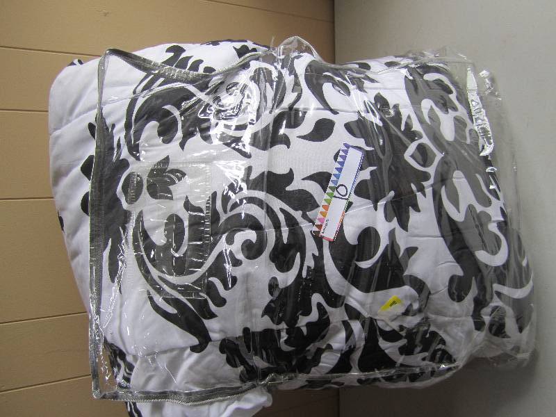 lot 10 image: black and white pattern comforter ...