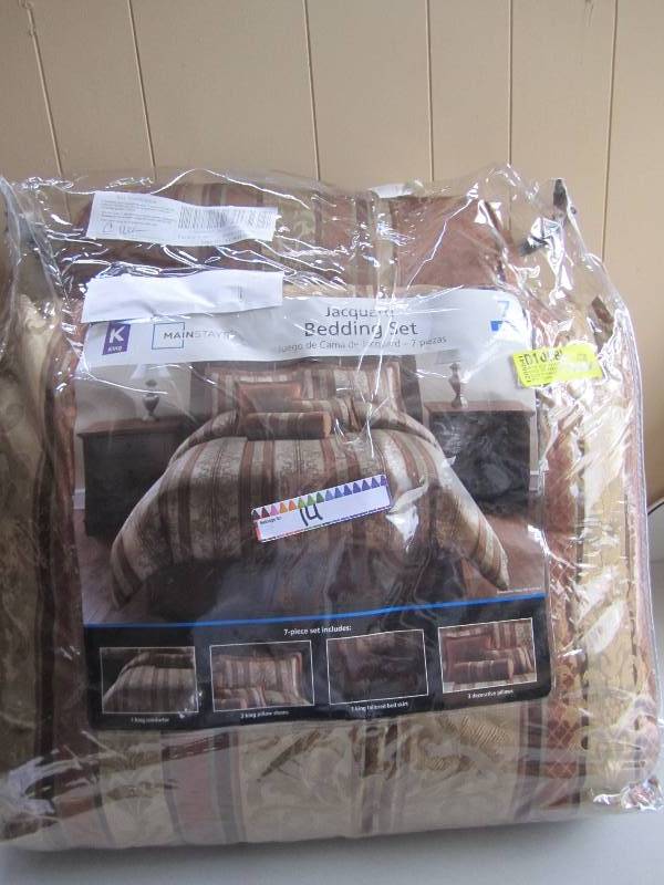 lot 14 image: jacquard bedding set king sized 7 p...