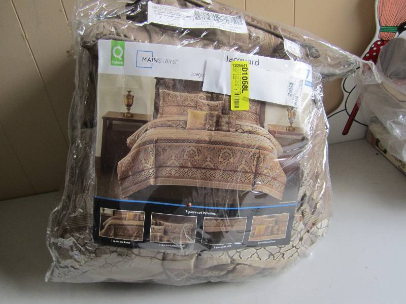 lot 15 image: queen size jacquard bedding set new...