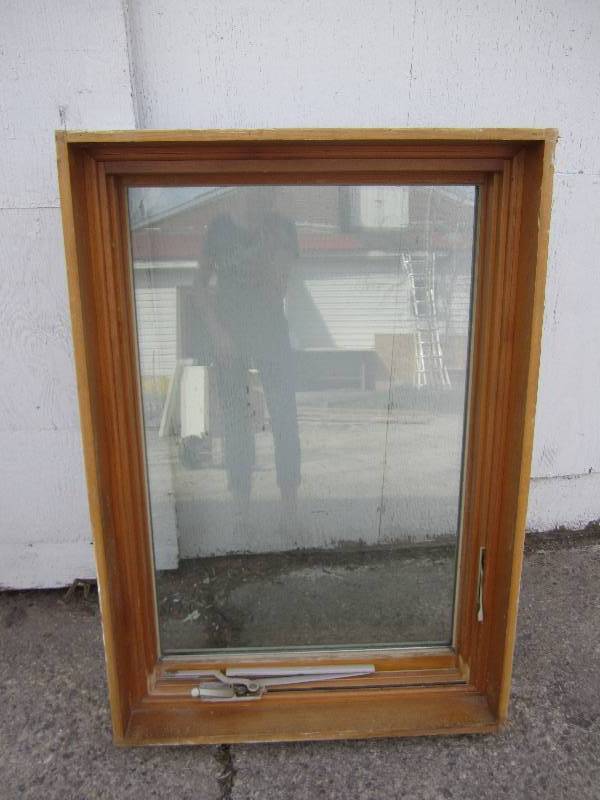 lot 89 image: Double pane window, 27.5 x 40...