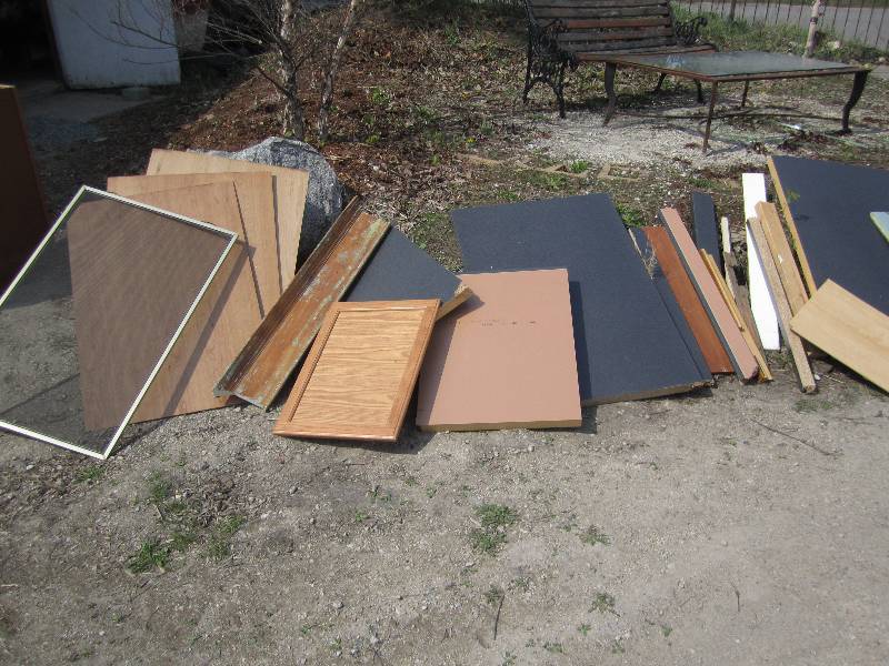 lot 91 image: Assortment of trim, counter top sec...