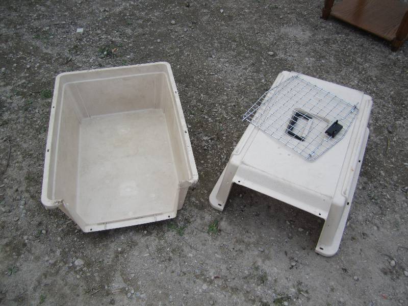 lot 179 image: Medium size kennel, no bolts...
