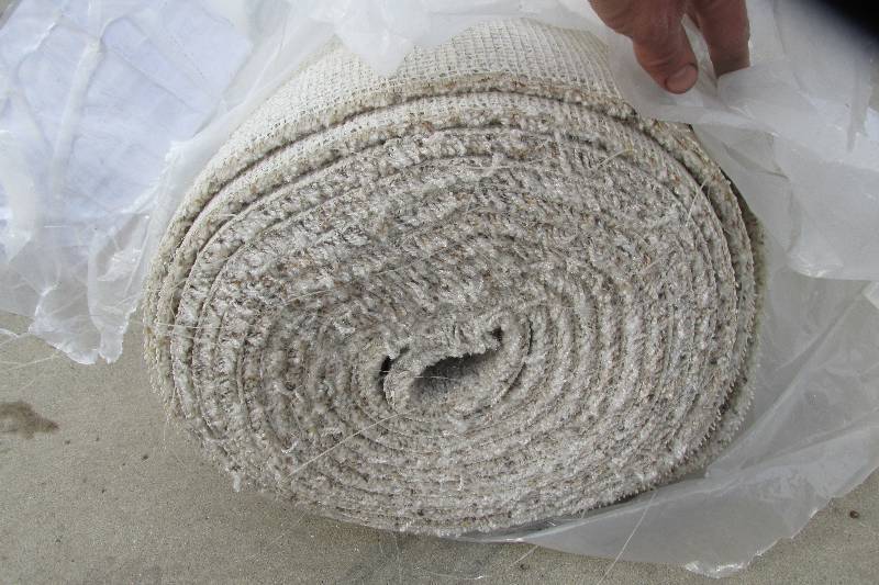 lot 186 image: Large roll of carpet, cut pile, new...