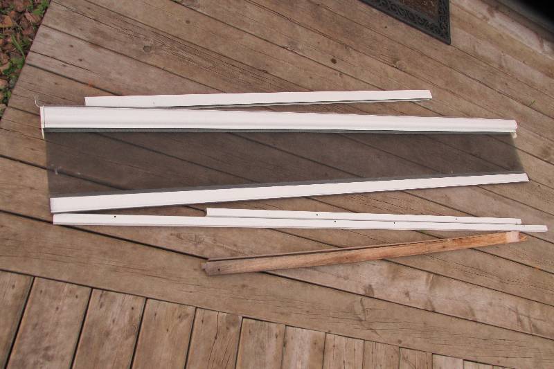 lot 199 image: Retractable screen door, magnetic c...