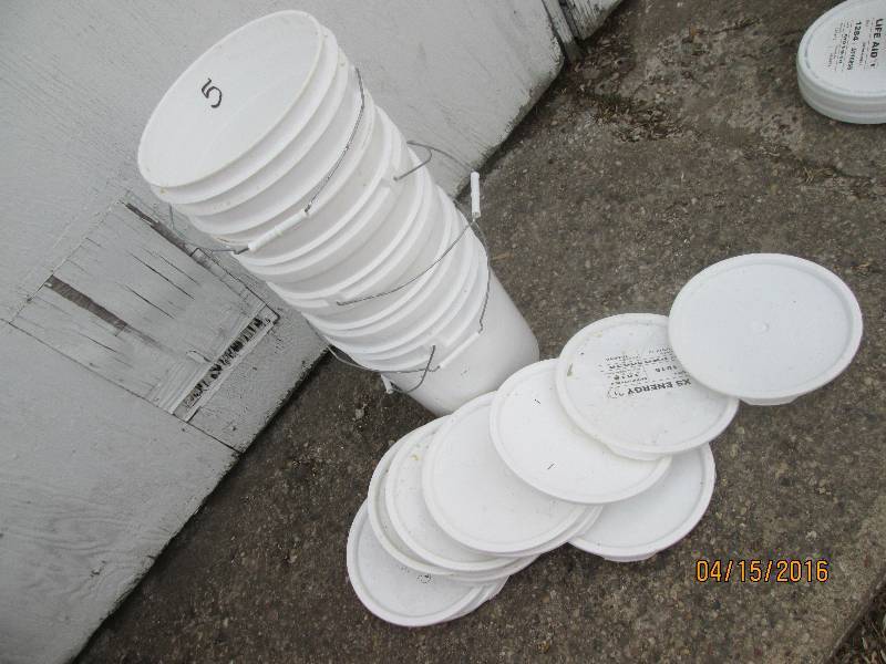 lot 305 image: Lot of 5 plastic 5 gallon buckets with lids in good condition.  Were used to store fruit juice concentrate