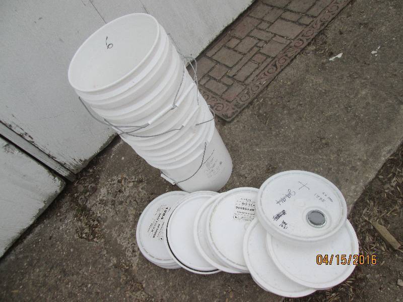 lot 306 image: Lot of 6 plastic 5 gallon buckets with lids in good condition.  Were used to store fruit juice concentrate