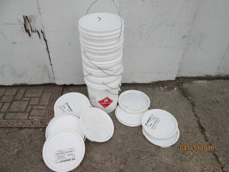 lot 307 image: Lot of 6 plastic 5 gallon buckets with lids in good condition.  Were used to store fruit juice concentrate