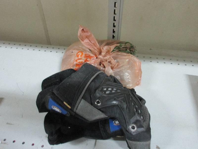 2 pairs of knee pads