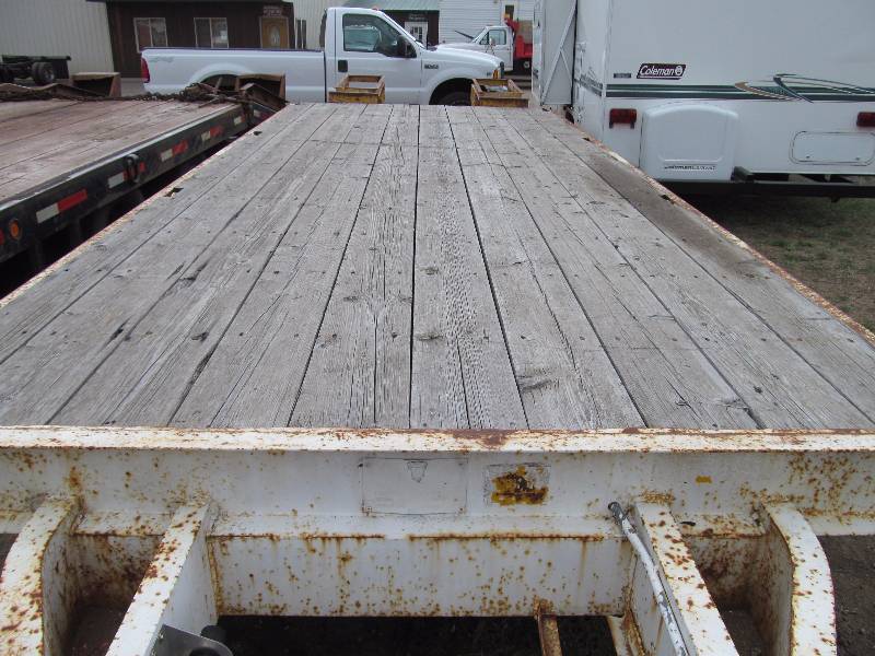 lot 10 image: 1975 Trail EZE Trailer