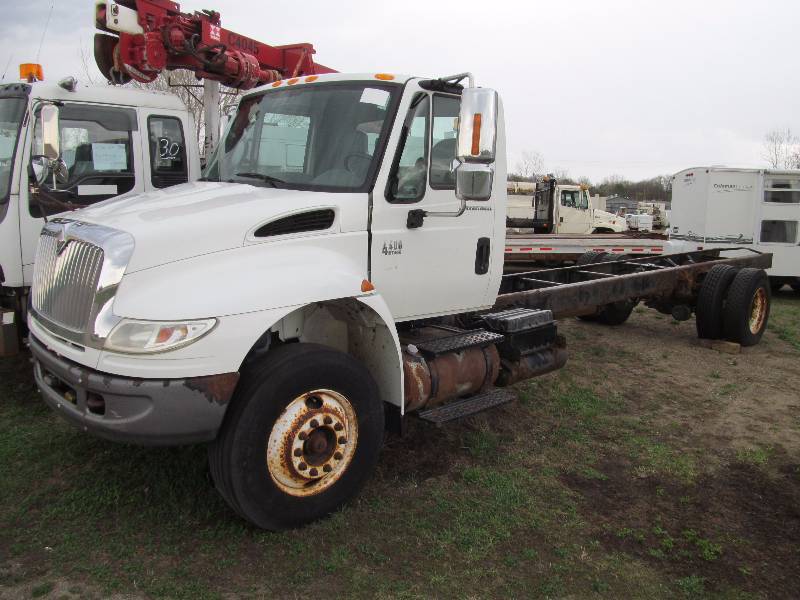 lot 13 image: 2007 International 4400 DT 466