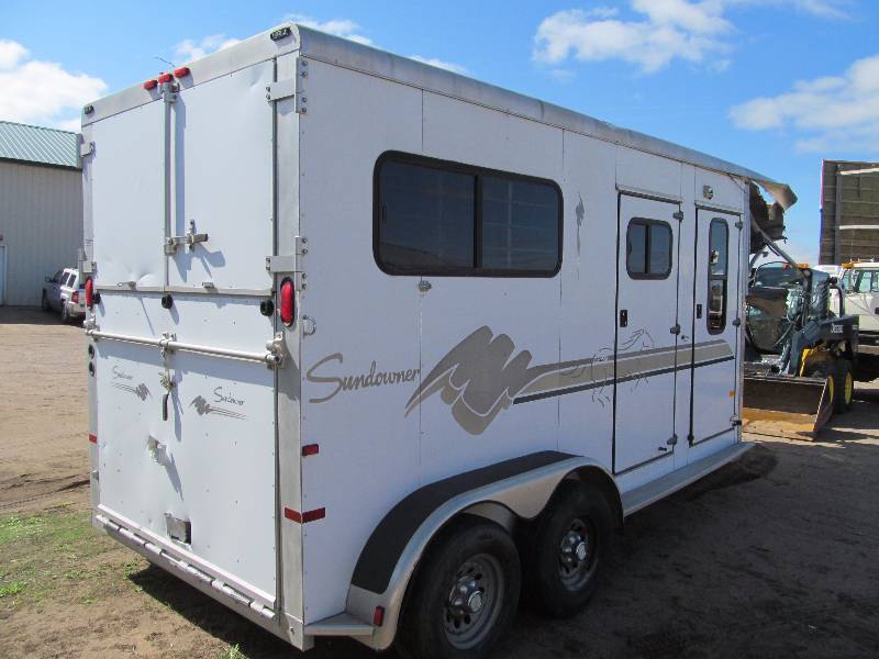 lot 17 image: 1999 Sundowner Horse Trailer