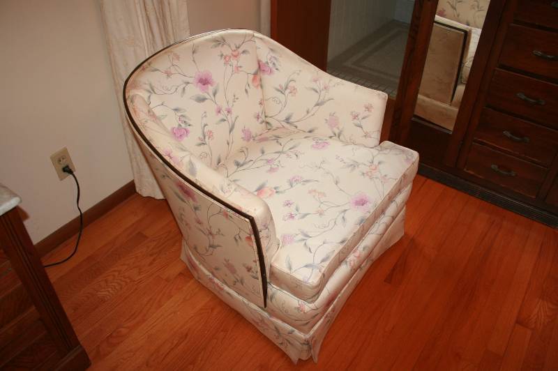 lot 9 image: Floral Print Chair