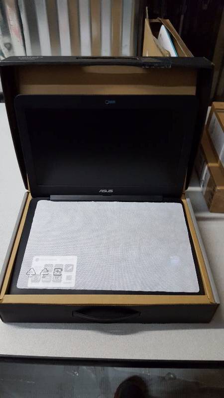 lot 3 image: Asus 13.3 Black Chromebook