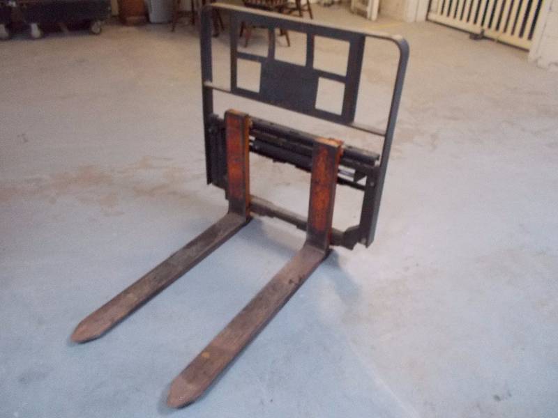 lot 101 image: Forklift Carriage