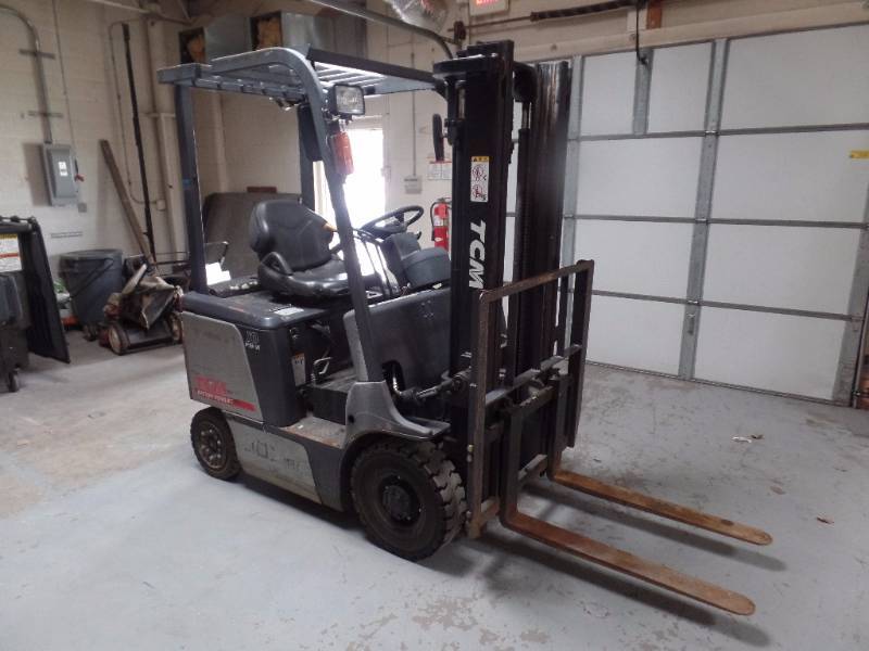 lot 100 image: Electric Forklift