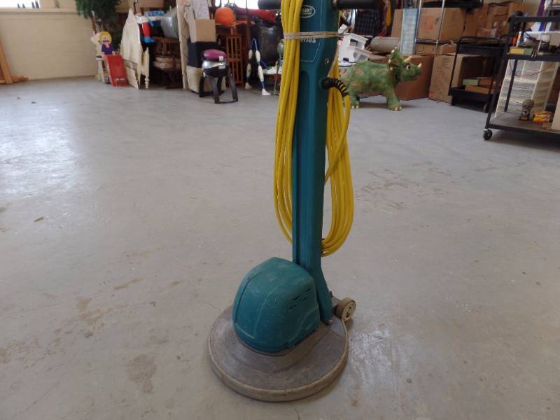 lot 122 image: Floor Scrubber
