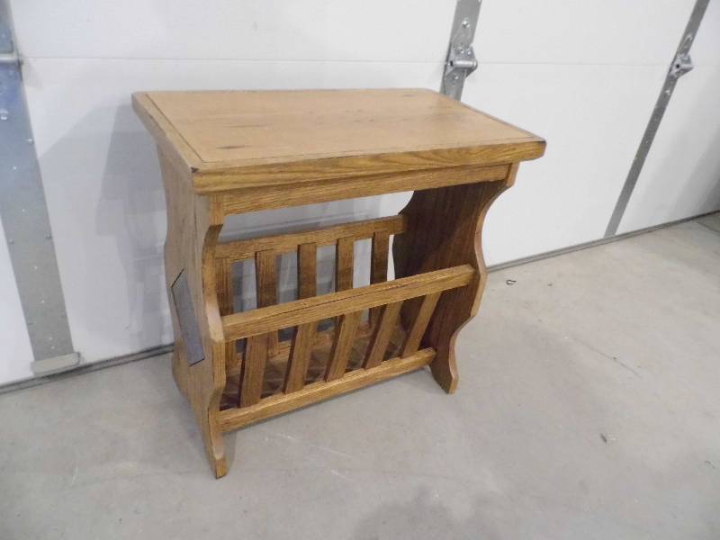 Table w Magazine Rack