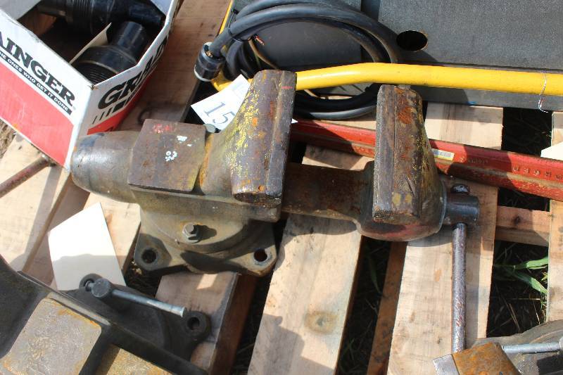 lot 15 image: Bench Vice