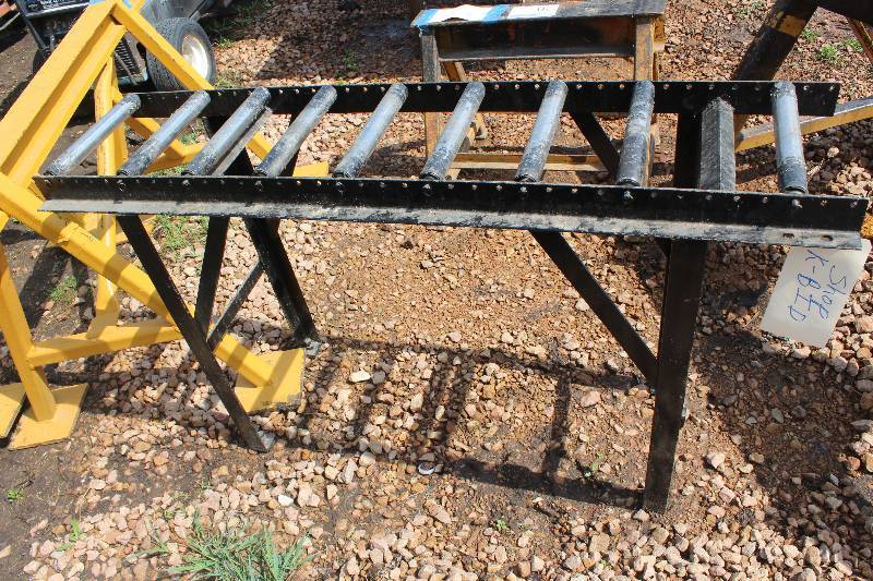 lot 21 image: Roller Table