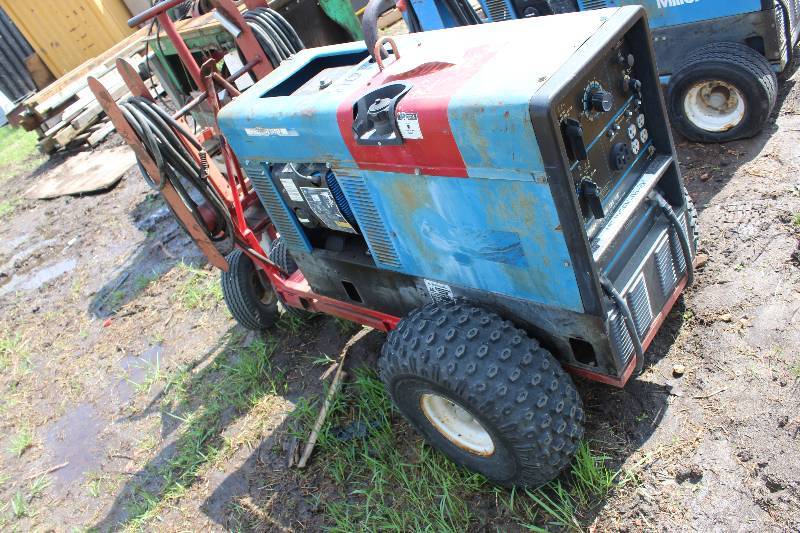 lot 9 image: Miller Bobcat 225NT CCCV ACDC 8000W Generator Welder Multipurpose Series
