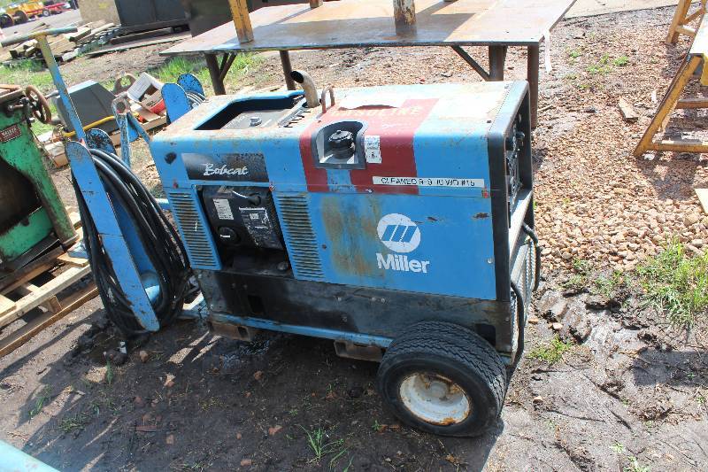lot 8 image: Miller Bobcat 225NT CCCV ACDC 8000W Generator Welder Multipurpose Series