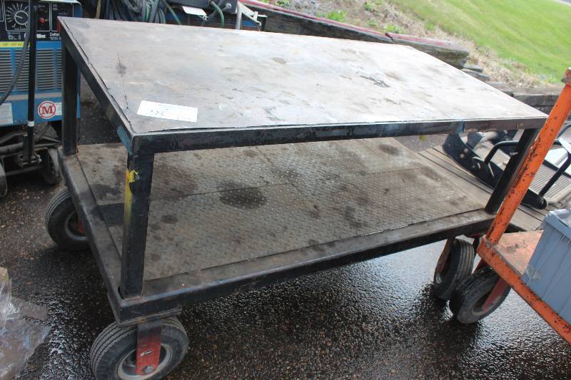 lot 28 image: Commercial Rolling Utility Cart