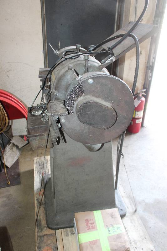lot 32 image: Dual Grinding Wheel Table